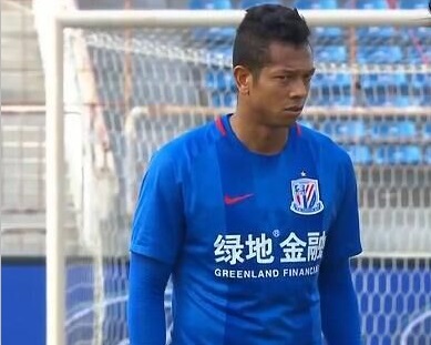 脱了她裙子摸进她的内裤亲吻