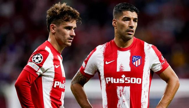 脱了她裙子摸进她的内裤亲吻